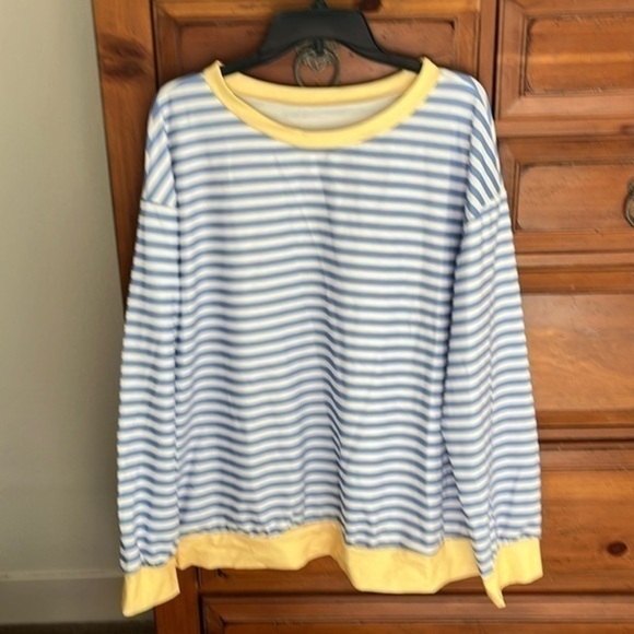NWOT Women’s Blue And White Striped Top Size XXL - Picture 1 of 9